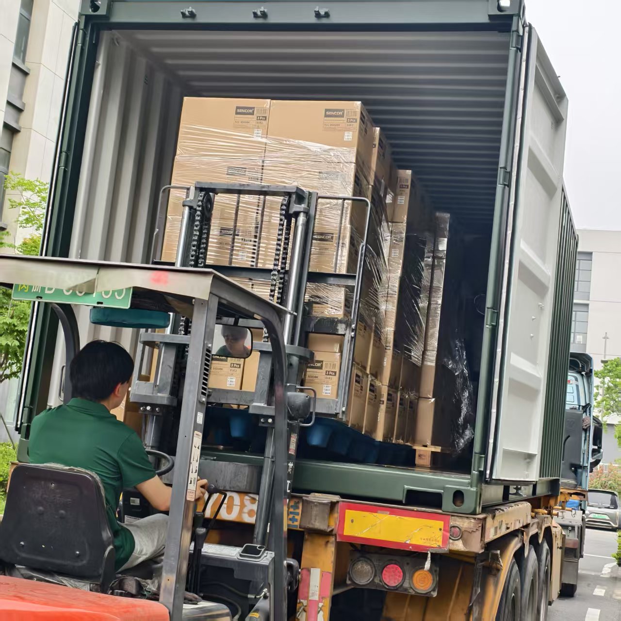 Hoe zorgt de professionele koffiemachinefabriek voor een veilige en tijdige containerverzending voor wereldwijde kopers?